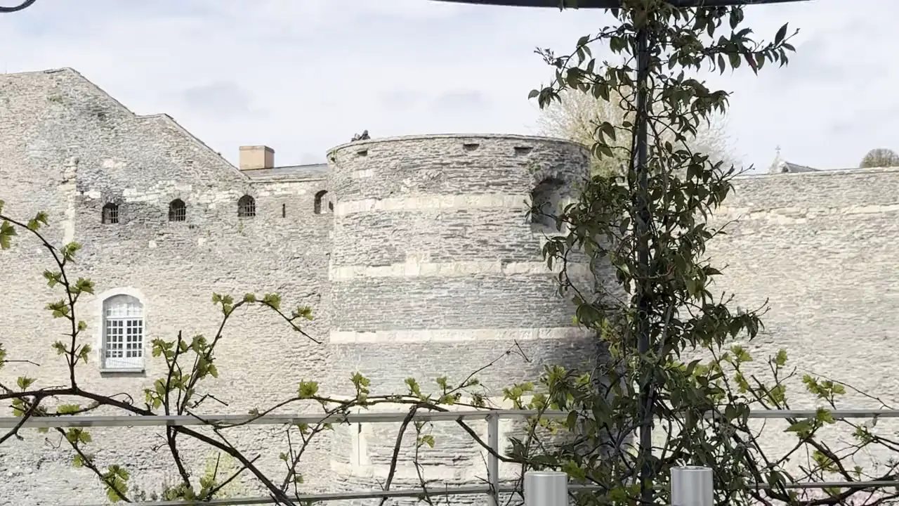 La terrasse du rooftop de L'Arche : table dressée sous la pergola, face aux remparts du Château d'Angers